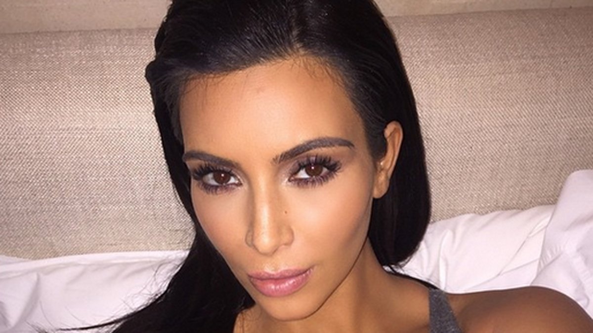 Kim Kardashian bjuder på en go selfie.